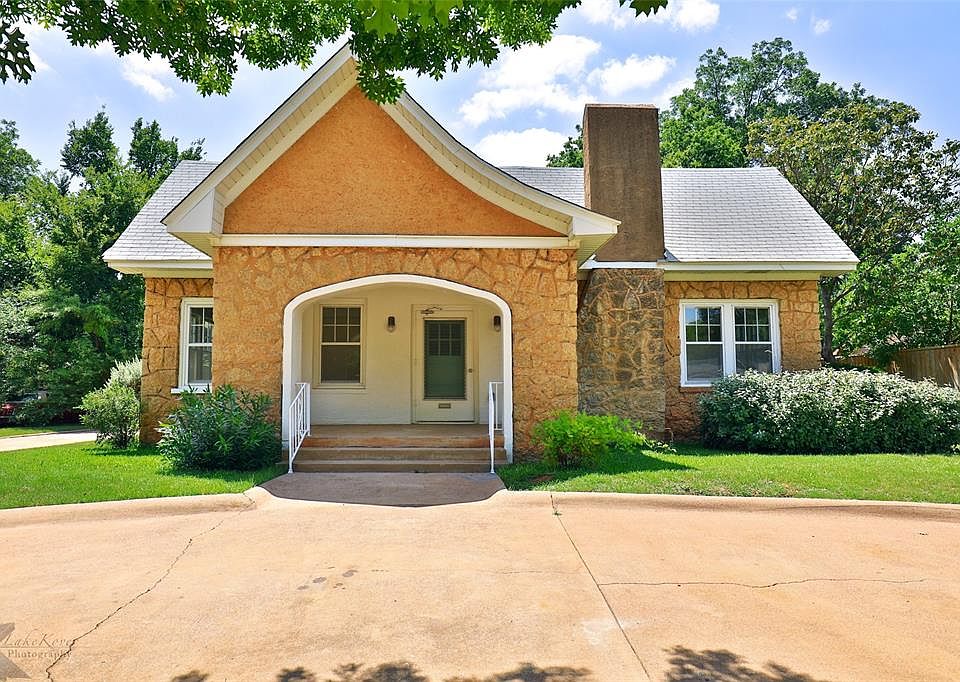 1st image of 858 Elmwood Dr