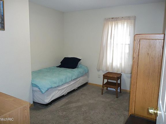 5th image of 1361 E Broadway Ave