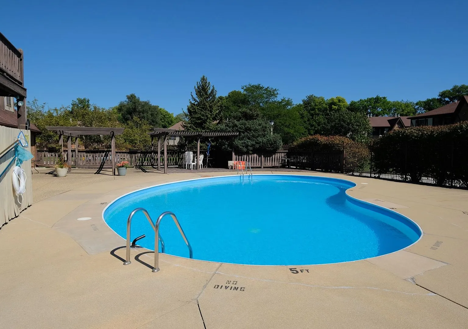 Full featured 2 bed, 2 bath with in unit laundry, 1can garage and a pool in the complex — Photo 1