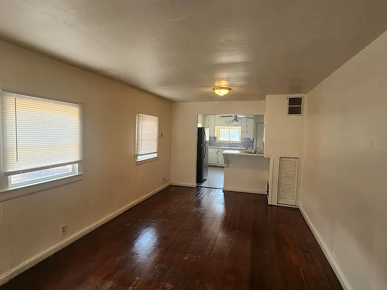837 N Mesa Ave — Photo 2
