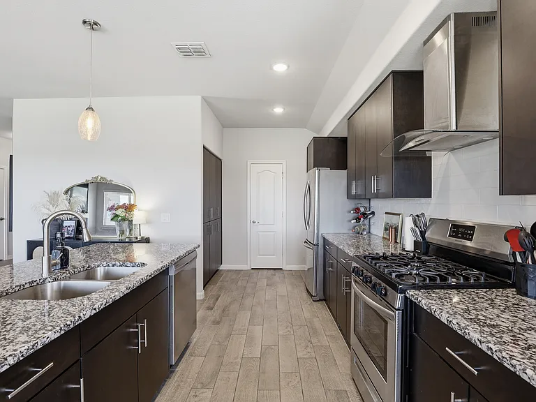 1032 Fairfax Dr — Photo 6