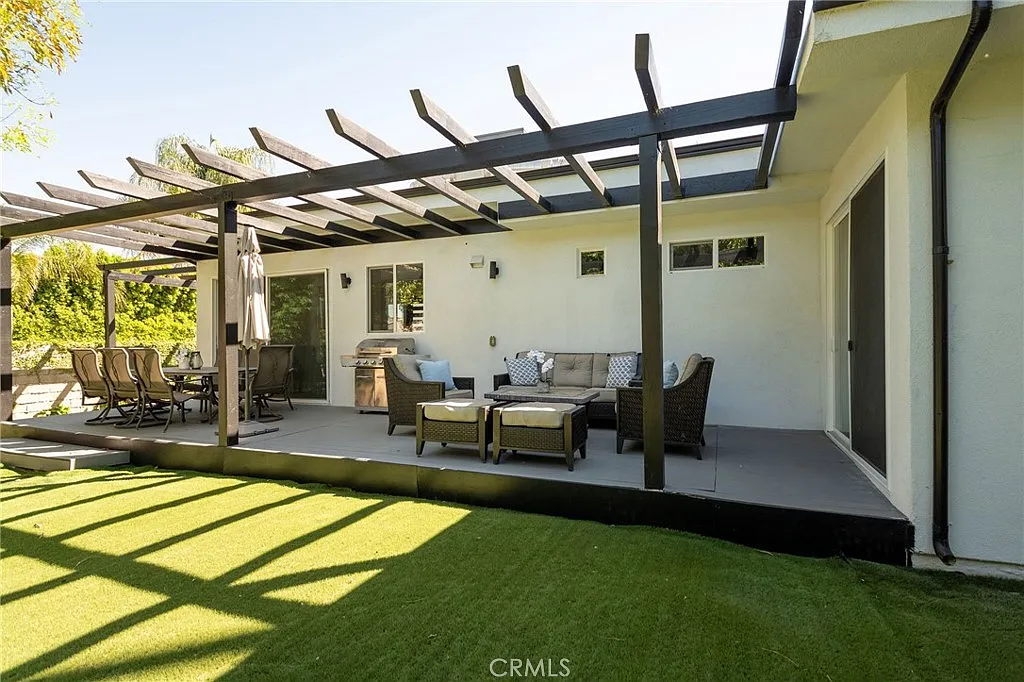 3 bed, 1118 sqft, $5,500 — Photo 2