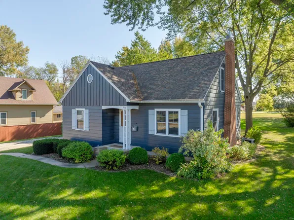 709 W 1st St, Sumner, IA 50674