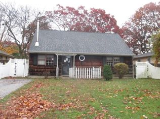 51 Oakwood Dr, Shirley, NY 11967