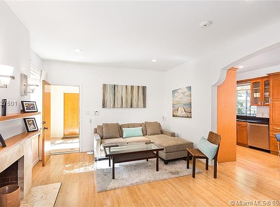 5th image of 1572 Meridian Ave APT 1