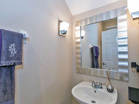 5th image of 109 Canterbury Bell Dr