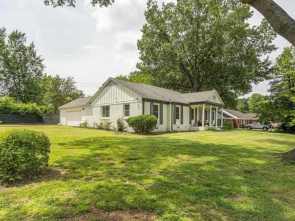 4th image of 4067 Wisteria Dr