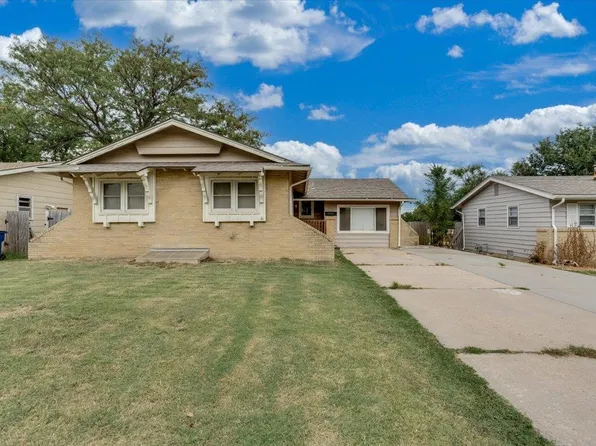8206 E Levitt Dr, Wichita, KS 67207