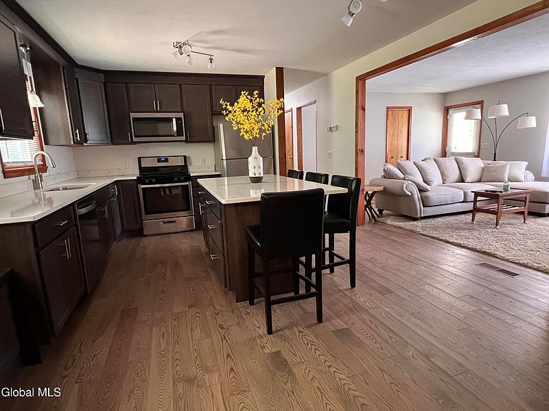 3rd image of 7 Sweetbriar Lane