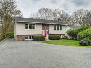 23 Meadowview Dr, Bedford, NS B4A 2C3