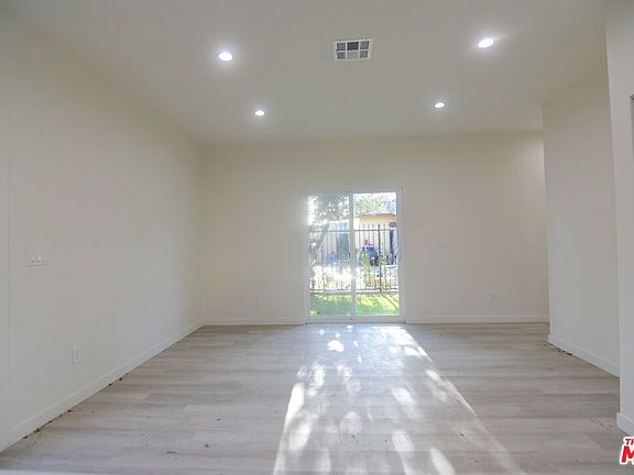 5th image of 8536 Noble Ave