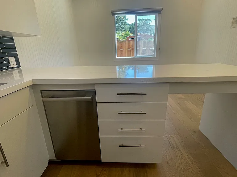 Bosh 800 Series dishwasher with ample cabinet space.