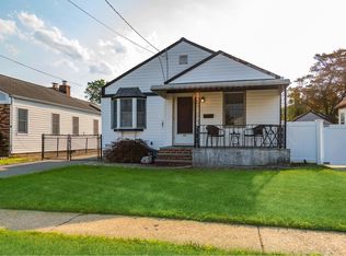 25 Rockaway Ave, Westbury, NY 11590