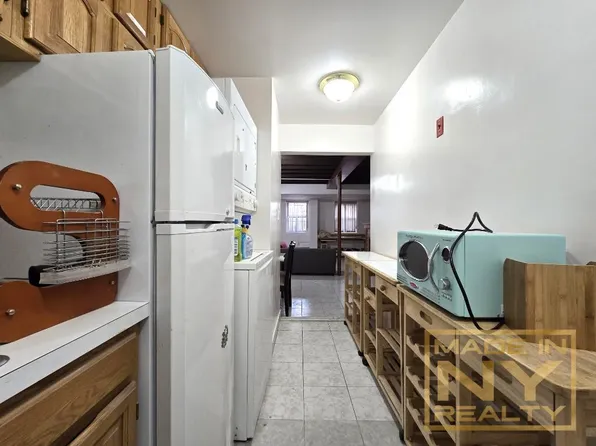 3232 35th St, Astoria, NY 11106