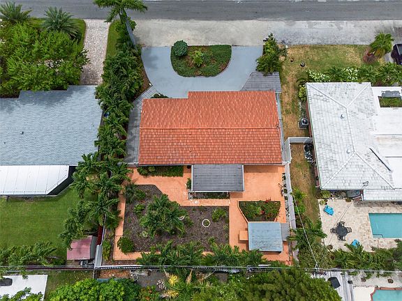 2nd image of 942 NE 25th Avenue