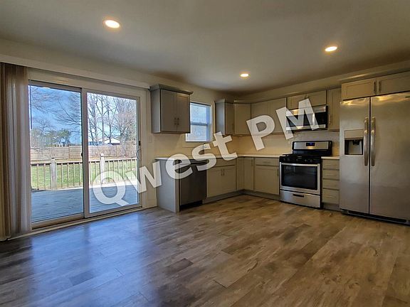 3rd image of 6315 Knapp St NE