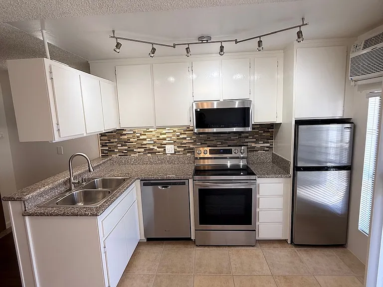 659 S. Cloverdale — Photo 9