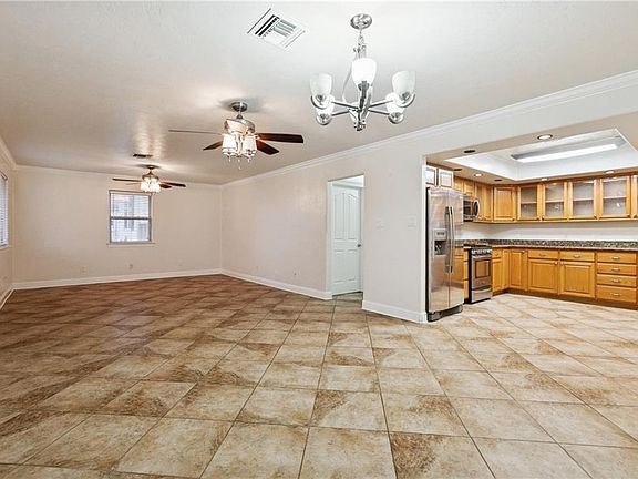 5th image of 2220 Lyndell Dr