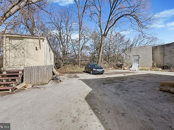 3rd image of 909 Springfield Rd #B