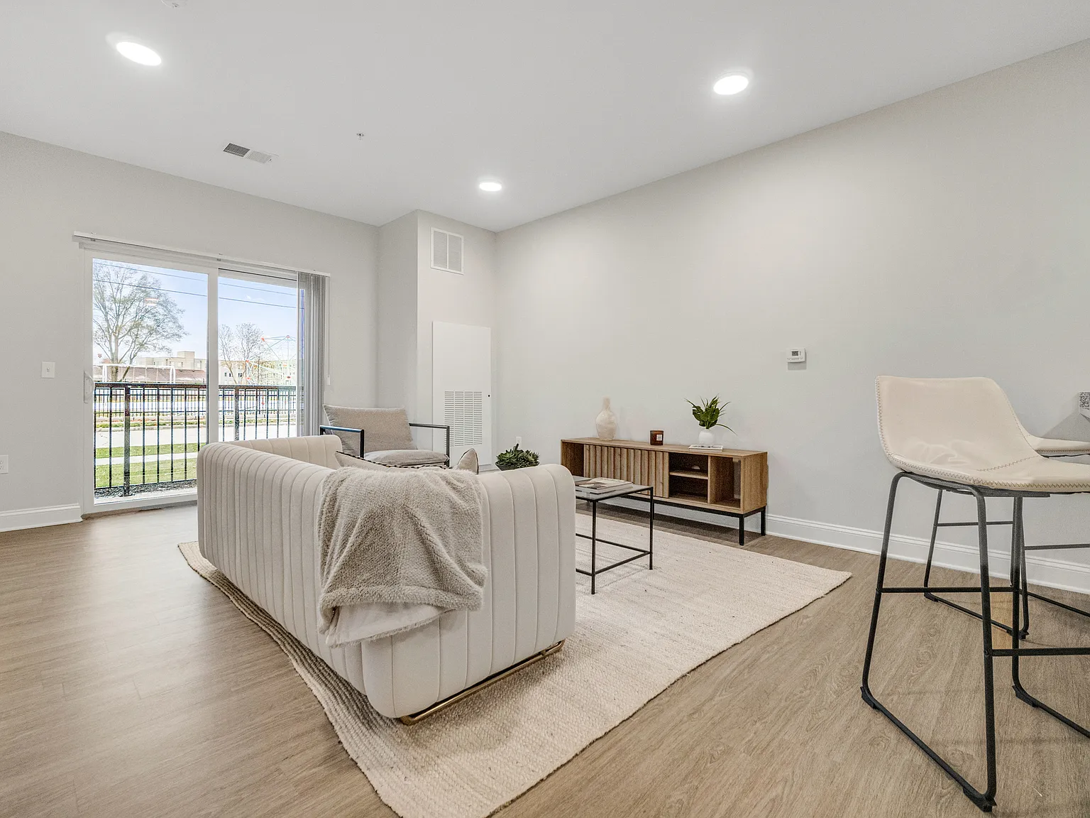 Park Lamont Apartments & Townhomes — Photo 4
