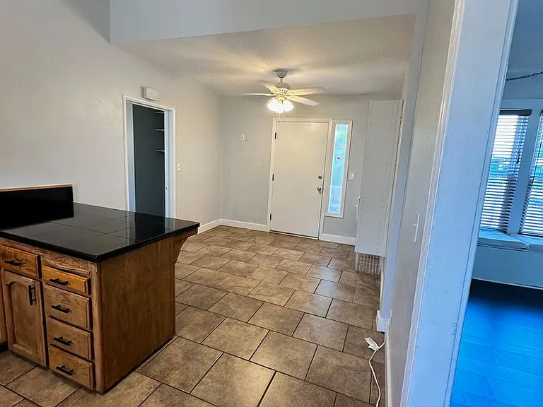 323 W Myrtle St — Photo 12