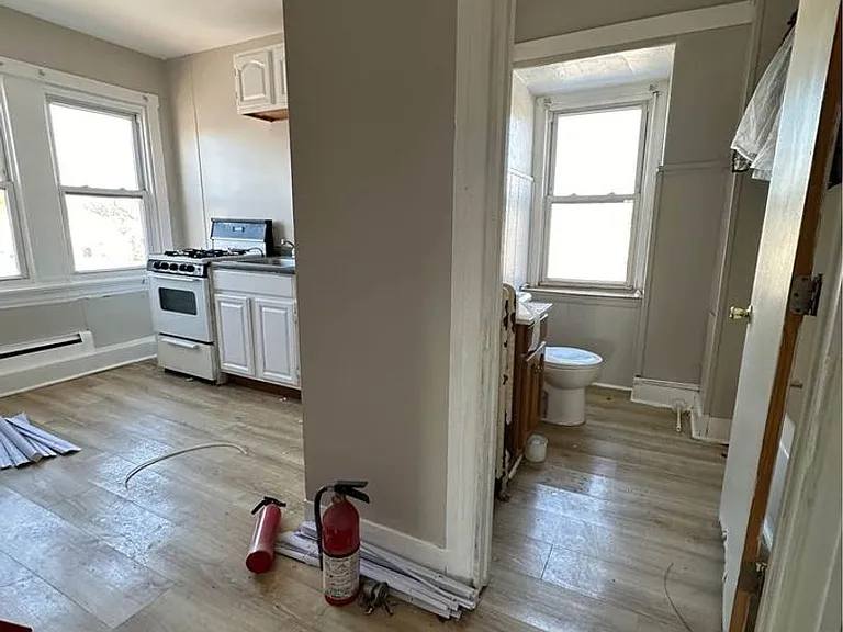 111 E Wyoming Ave — Photo 11