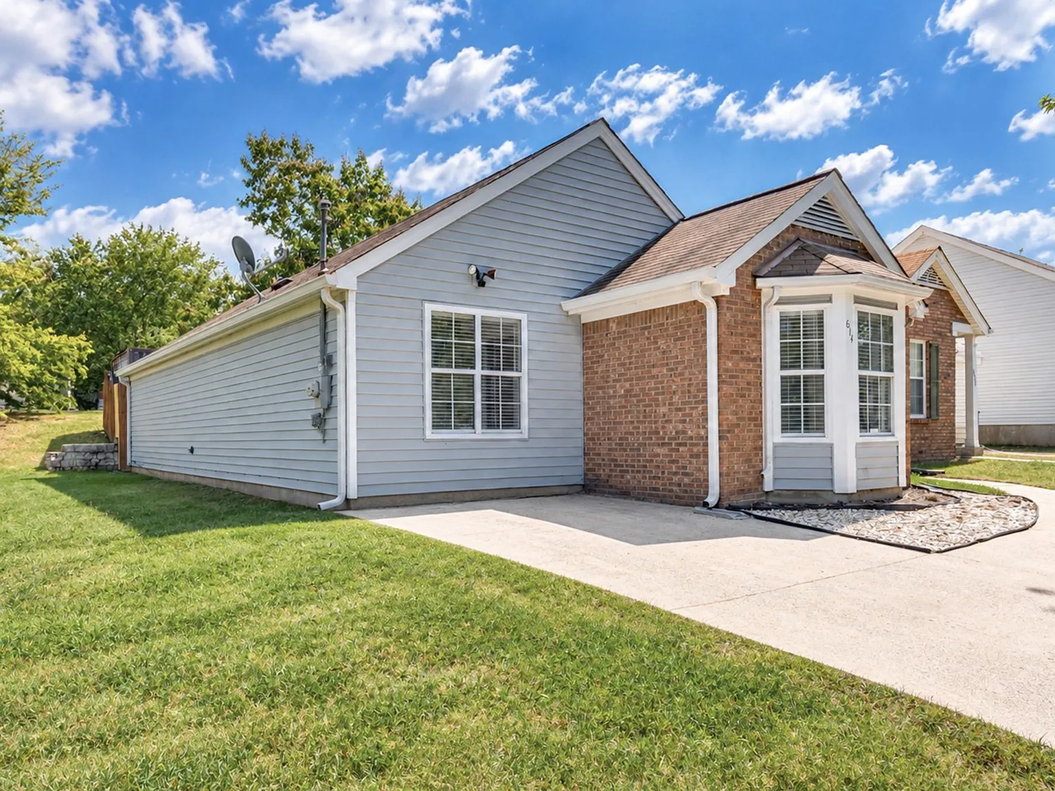 3 bed, 2.0 bath, 1244 sqft, $2,050 — Photo 3