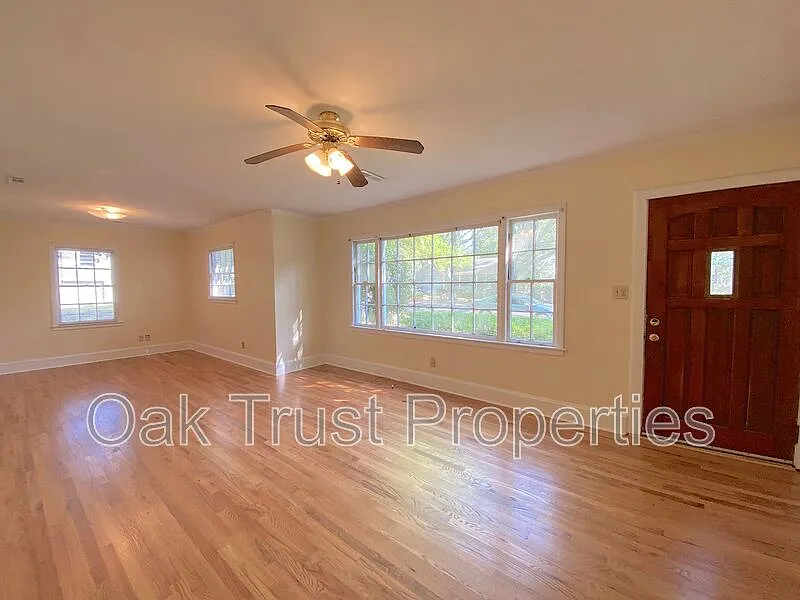 3 bed, 1.0 bath, 1227 sqft, $2,500 — Photo 3