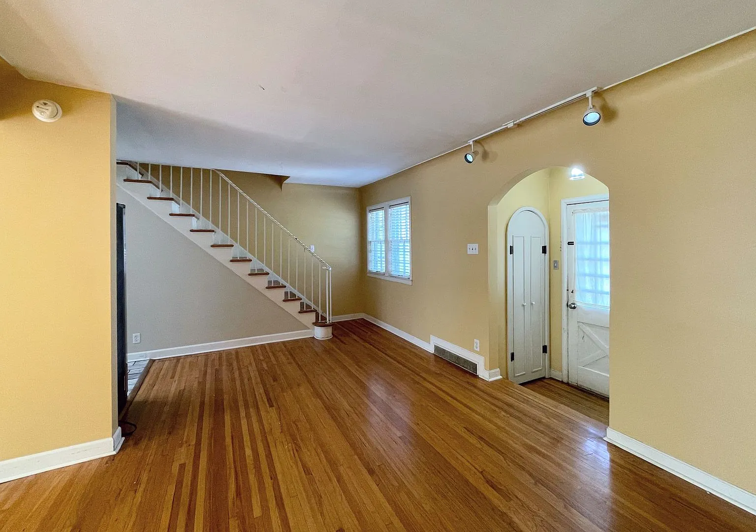 4 bedroom home with oversized garage — Photo 4