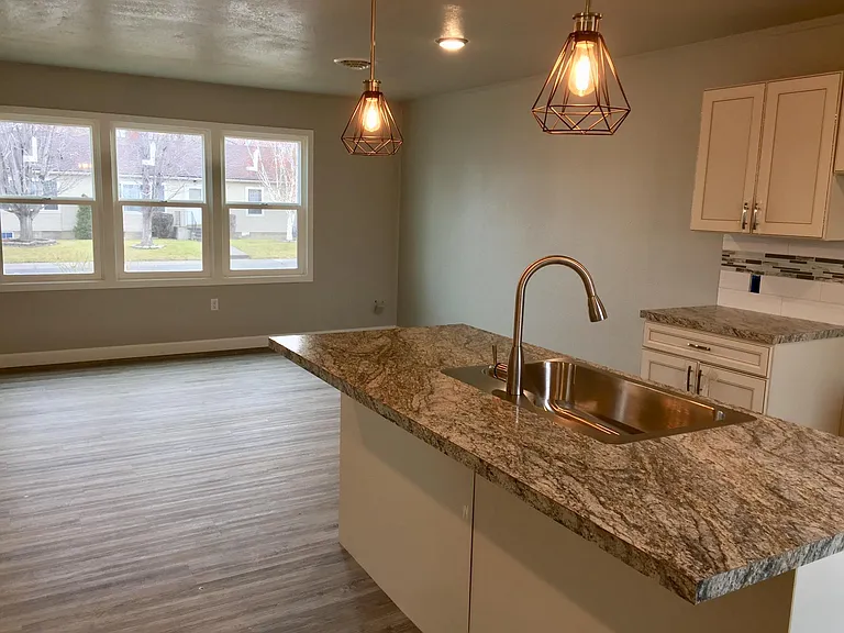 1327 Thayer Dr — Photo 7