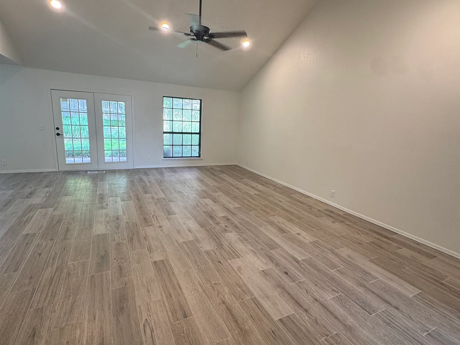 4 bed, 2.5 bath, 2036 sqft, $2,250 — Photo 3