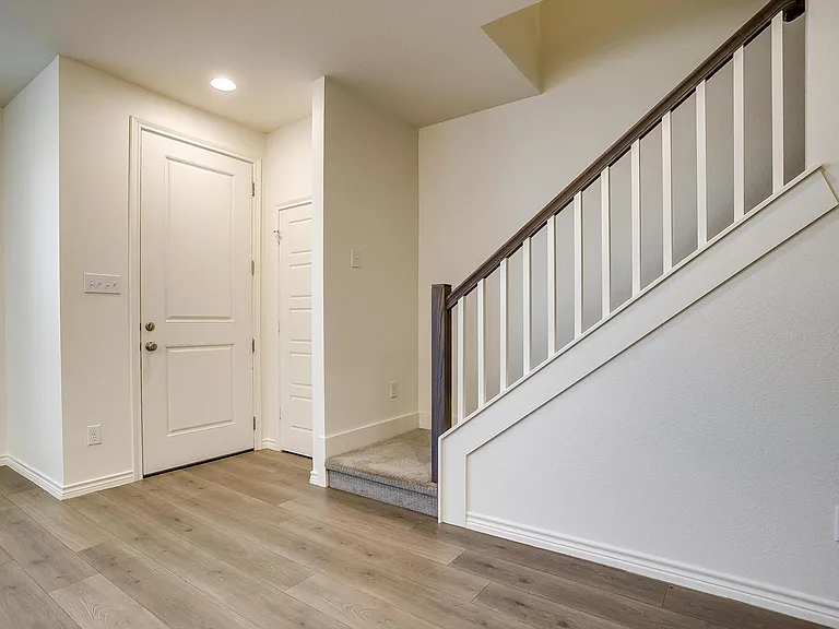 211 Athenia Dr — Photo 7