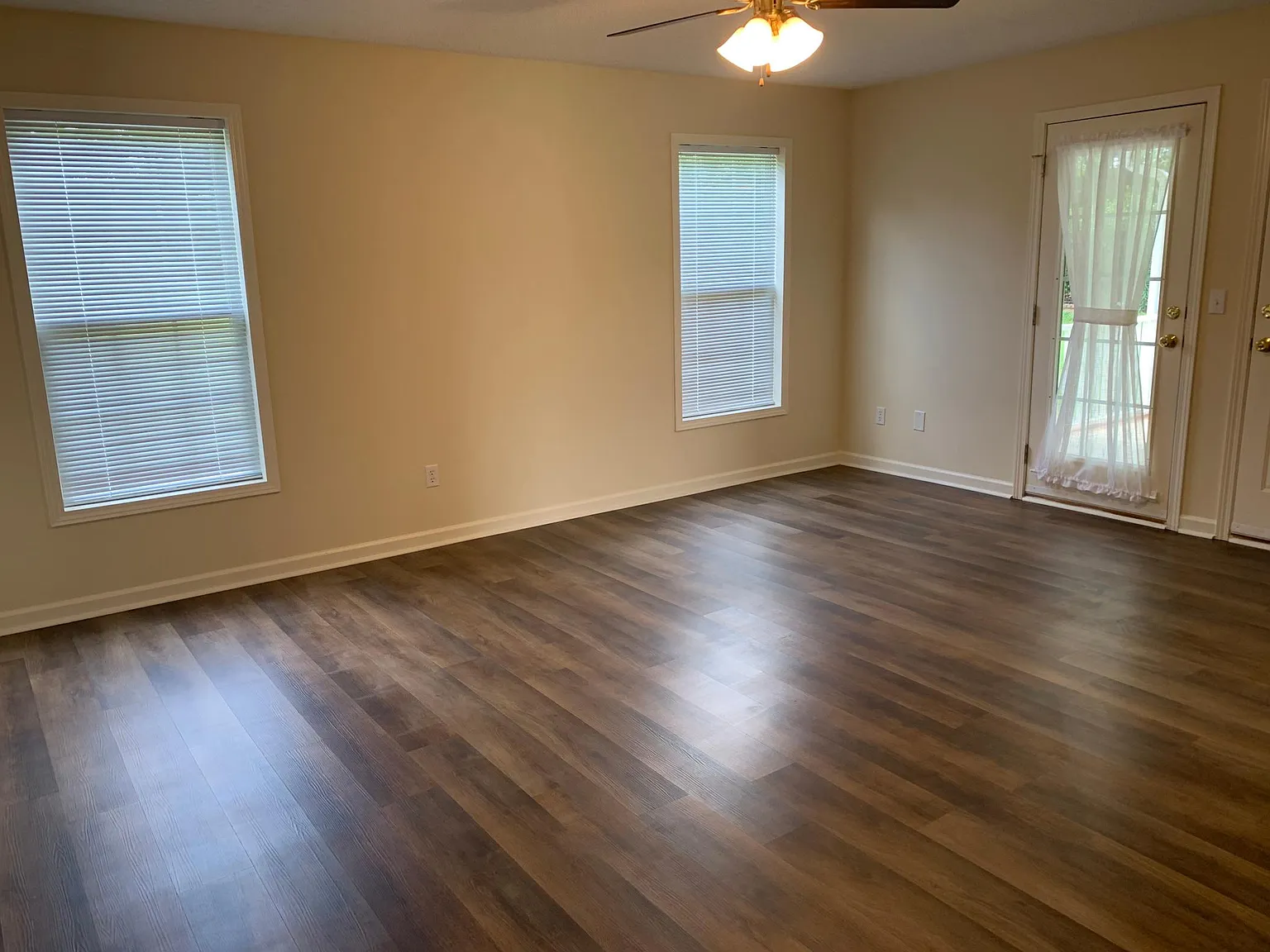 3 bed, 1.5 bath, 1800 sqft, $1,595 — Photo 2
