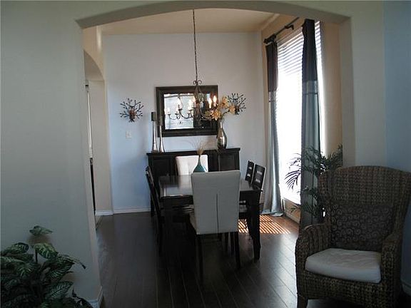 2nd image of 812 Evergreen Ln