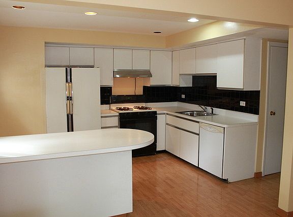 2nd image of 9009 W Oaks Ave
