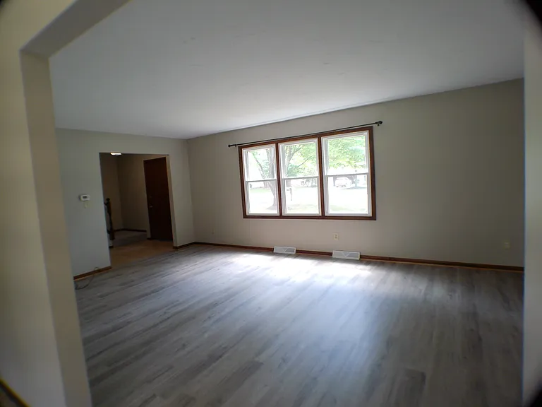 1535 Callander Dr — Photo 2