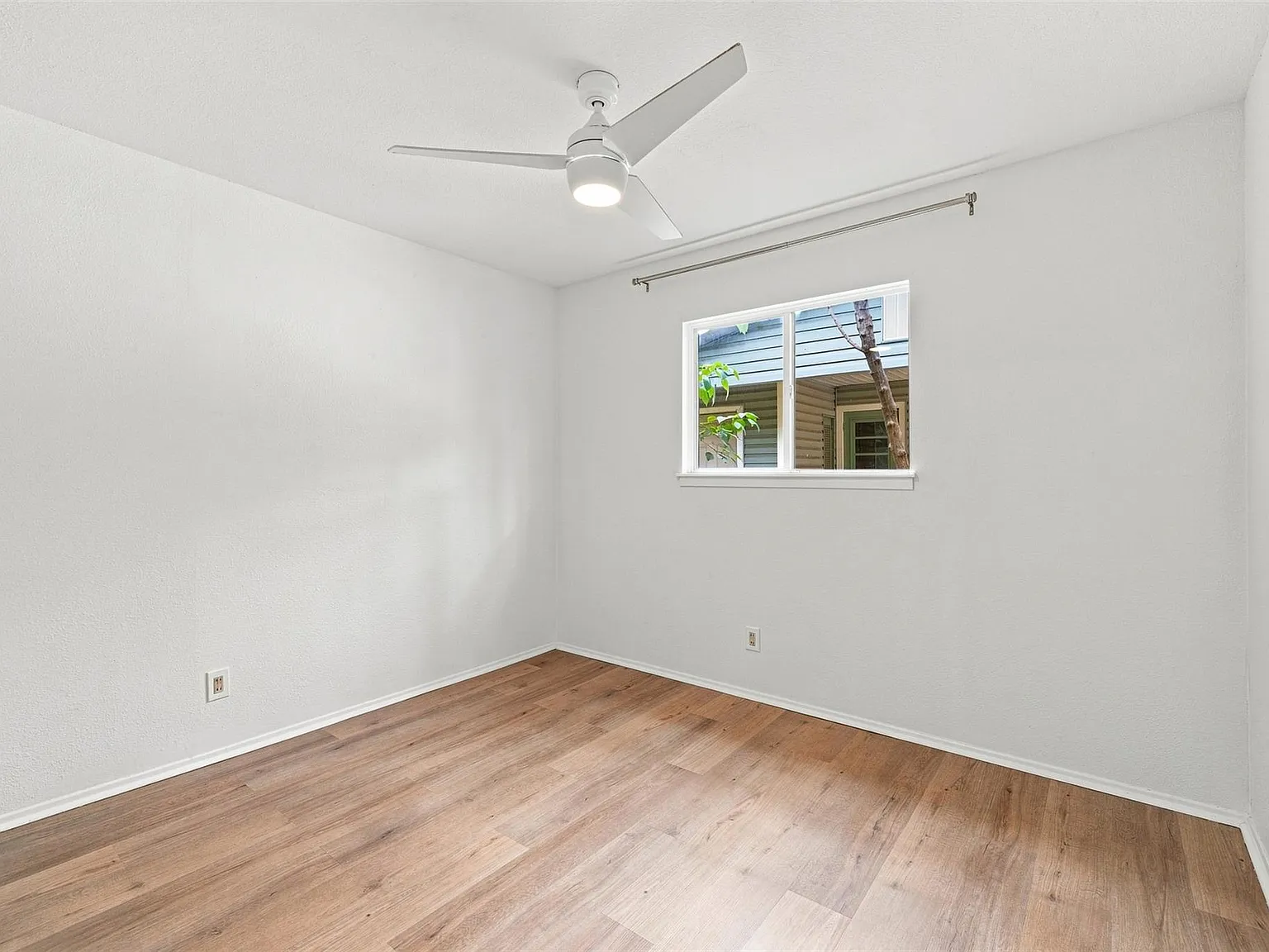 3 bed, 2.0 bath, 1390 sqft, $2,600 — Photo 4