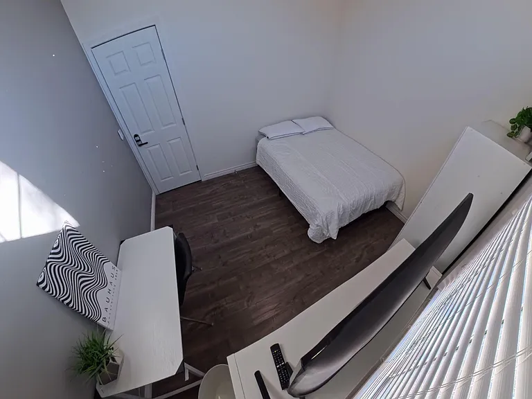Bright, airy room w/ vaulted ceiling, Smart TV, desk, shelves, and a brand new memory foam bed with fresh pillows and bedding