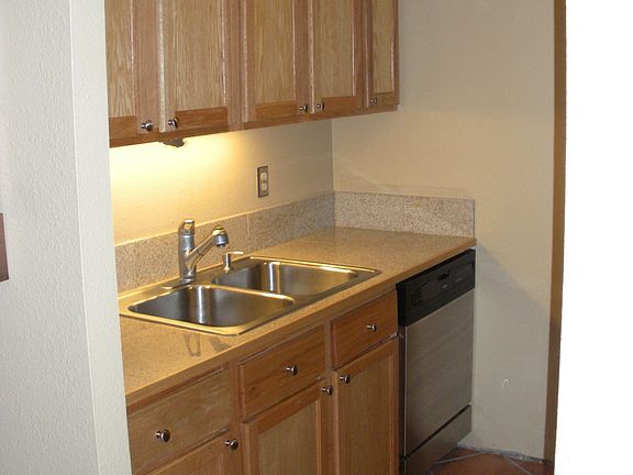 All stainless applicances, granite countertops, oak cabinets
