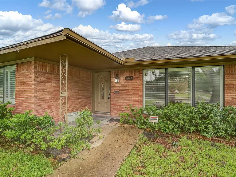 2123 Ridgecrest Dr — Photo 4
