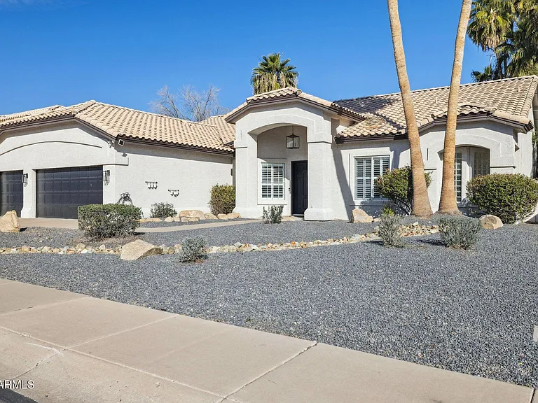 2732 E Hillery Dr — Photo 2