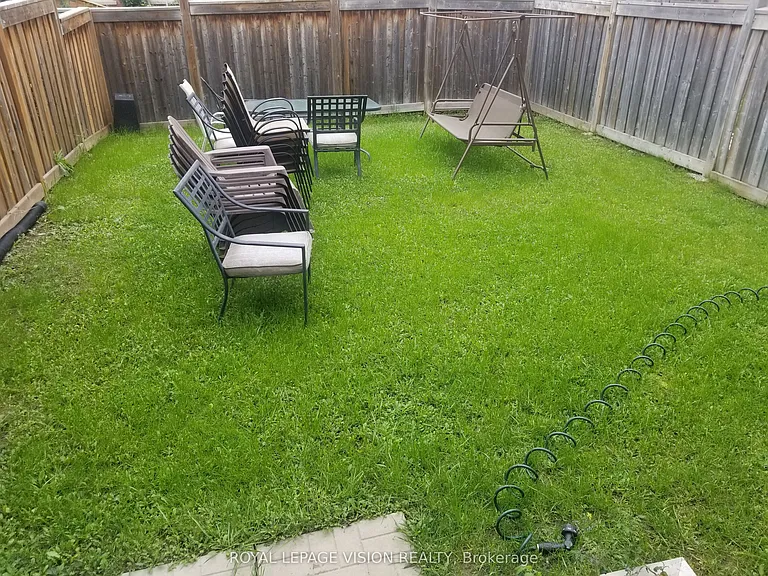 715 Agnew Cres #UPPER — Photo 32