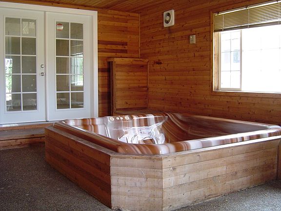 Attached jacuzzi room w/8-person tub