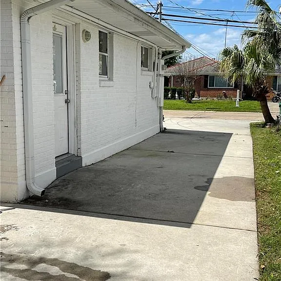 619 E William David Pkwy — Photo 17