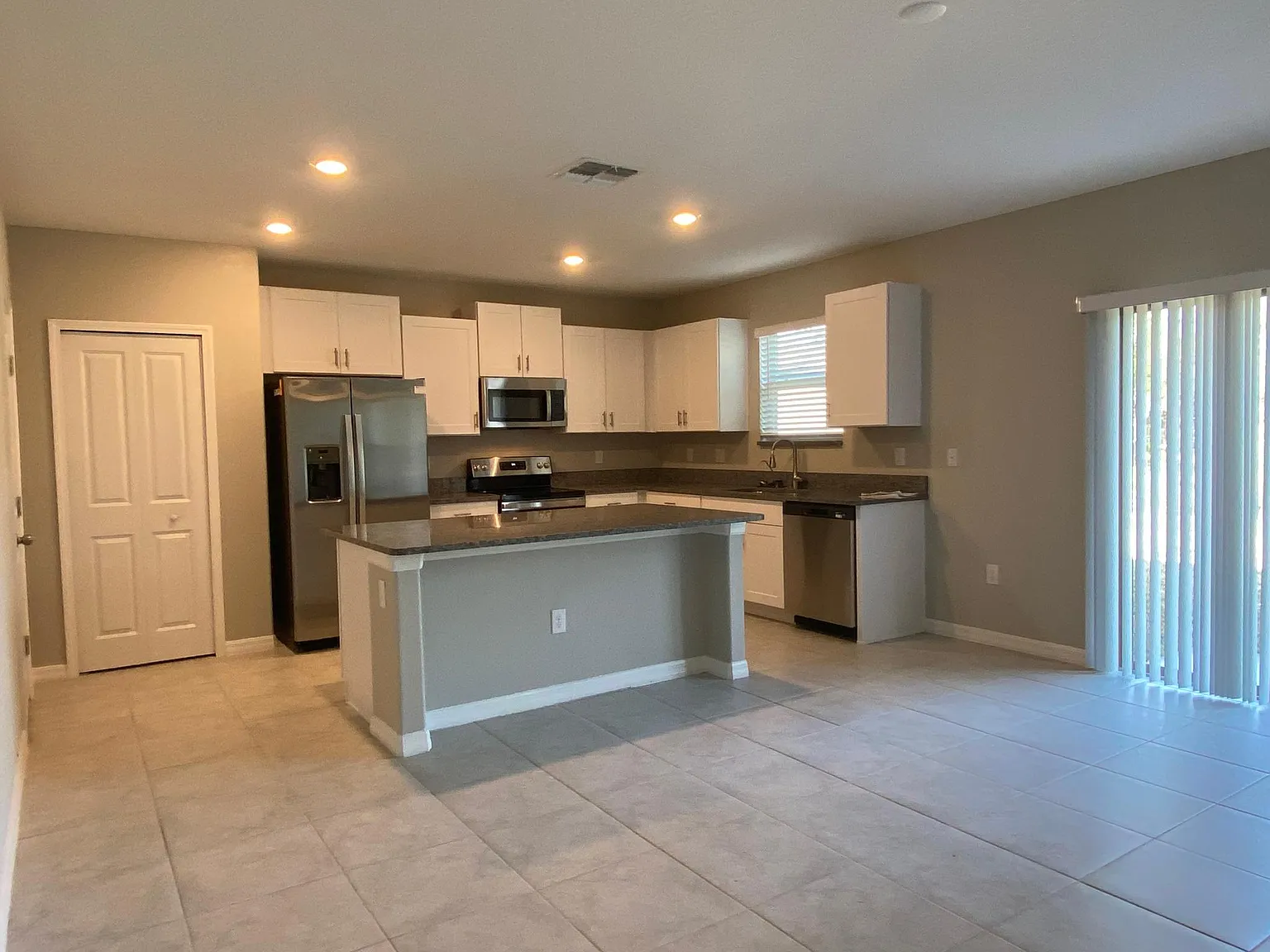 4 bed, 2.5 bath, 2584 sqft, $2,589 — Photo 3