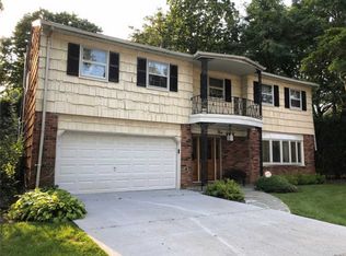 4 Poplar Ct, Great Neck, NY 11024