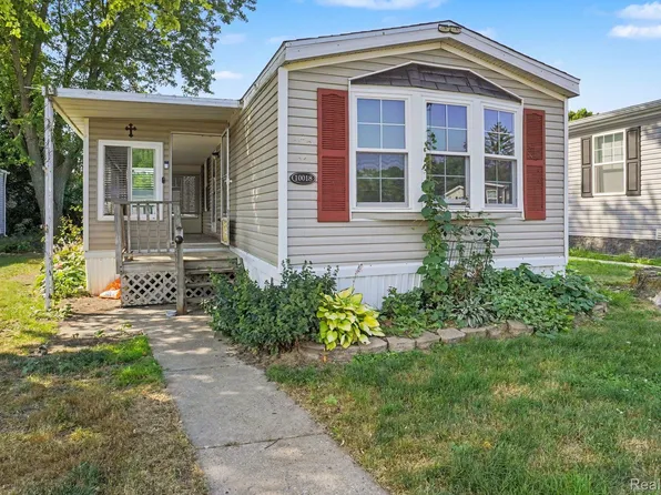 10018 Hutchinson Dr, Davisburg, MI 48350