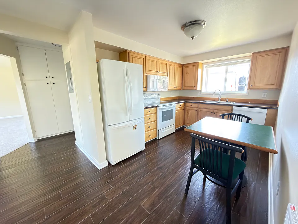 3837 Fairview Dr #3