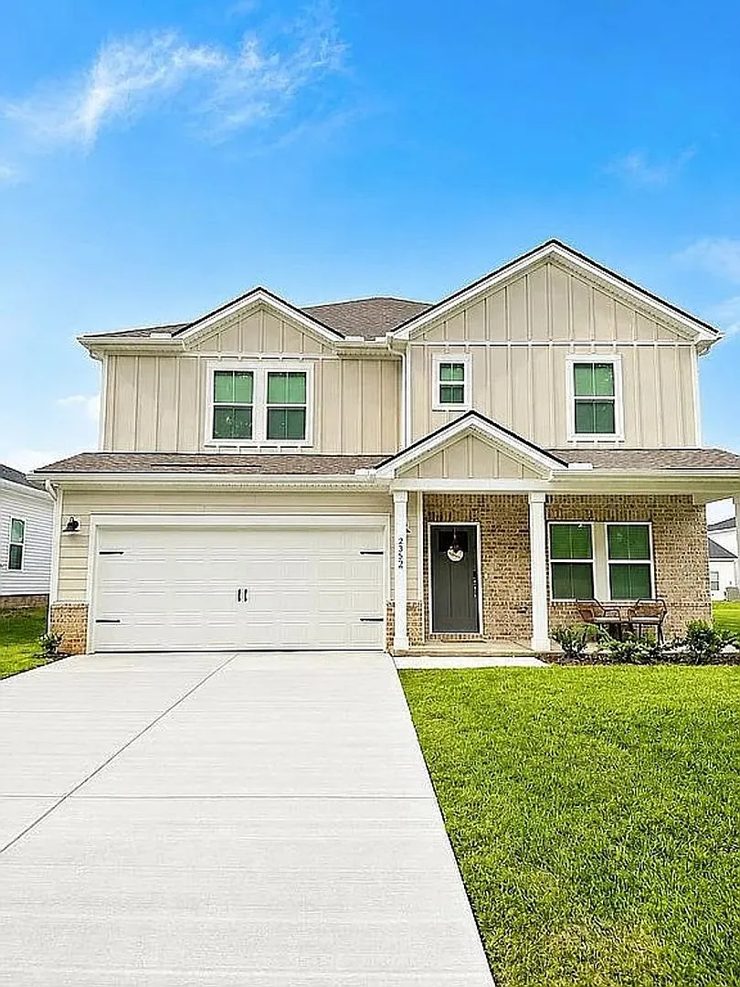 Spacious 4BR House in Clarksville — Photo 1