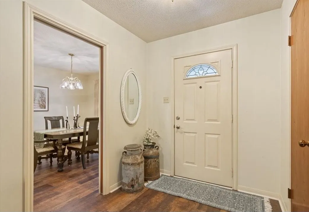 909 McClintic Dr — Photo 4